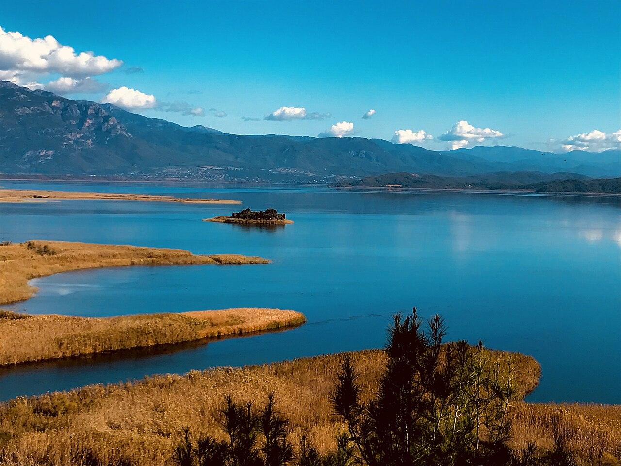 Reed-lined shores and mountains at Lake Köyceğiz from the Ekincik road